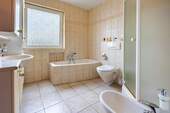 Tageslichtbad mit Dusche, Wanne, Bidet - 