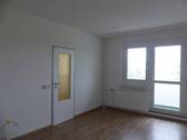 Wohnzimmer mit Balkonaustritt - Bezugsfreie Dreiraumwohnung im 3. OBERGESCHOSS mit Balkon in Oschatz
