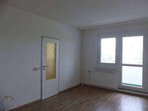 Wohnzimmer mit Balkonaustritt - Bezugsfreie Dreiraumwohnung im 3. OBERGESCHOSS mit Balkon in Oschatz
