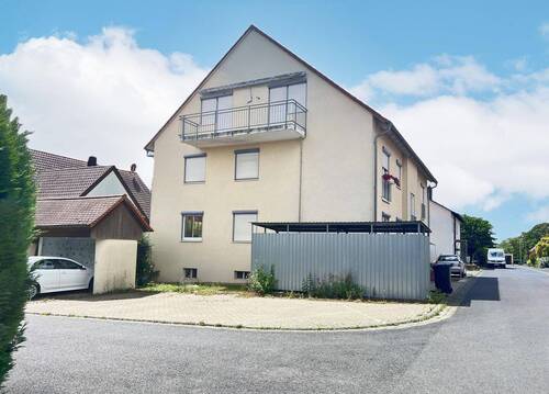 Hausansicht Giebelseite mit Balkon - Zeitnah gestaltete Dachwohnung mit Balkon für Singles und Paare