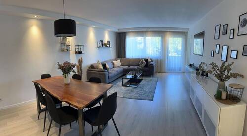 Wohnzimmer - Gut geschnittene, moderne 4-Zi.-Whg. mit 2 Balkonen *inkl. EBK und Möbel*