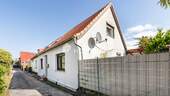 Außenansicht 2 - Gepflegtes Einfamilienhaus mit 4 Zimmern, Terrasse, Innenhof und Nebengebäude - ideal für Familien