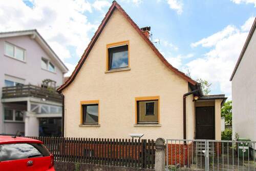 Ansicht - Modernisierungsbedarf, aber viel Potenzial: Einfamilienhaus mit Garten und Garage in Lorsch