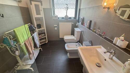 Tageslichtbad mit Wanne und Dusche - 