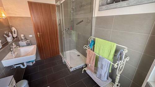 Tageslichtbad mit Wanne und Dusche - 