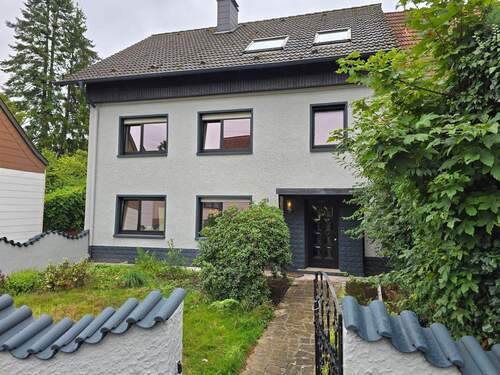 Straßenansicht - Renovierte EG Wohnung, Erstbezug, Garten, nähe Golfplatz