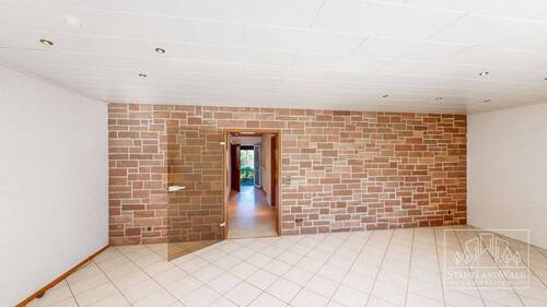 EG - Wohnzimmer - Sandsteinwand - 