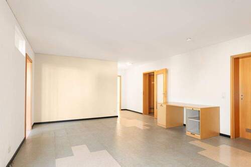 Wohnzimmer - 4 Zimmer Etagenwohnung zum Kaufen in Neumarkt in der Oberpfalz