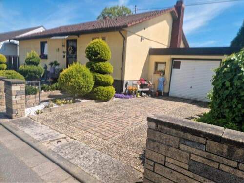 Ansicht mit 1 Garage und Stellplatz - 3 Zimmer Bungalow zum Kaufen in Altdorf