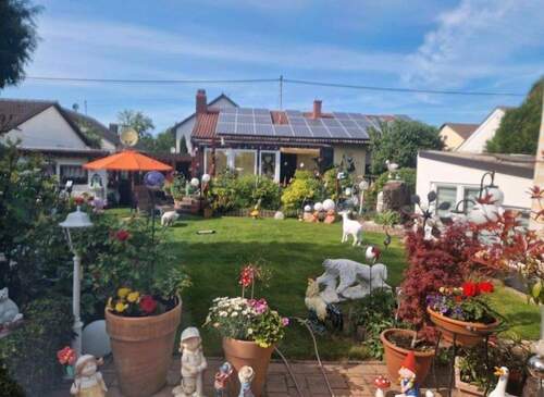 Rückansicht mit Garten - 3 Zimmer Bungalow in Altdorf