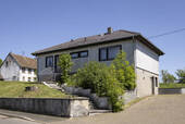 Vorder-/Seitenansicht - 5 Zimmer Bungalow in Reuth / Baselt