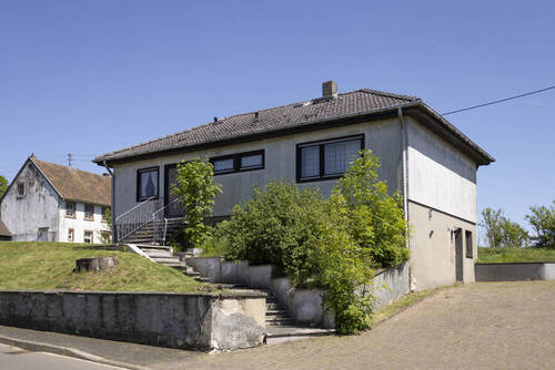 Vorder-/Seitenansicht - 5 Zimmer Bungalow in Reuth / Baselt