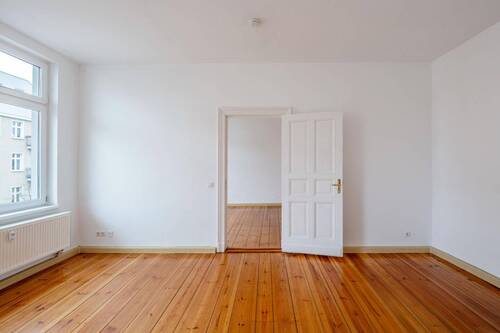 Blick vom Schlafzimmer zum Wohnzimmer - 2 Zimmer Etagenwohnung zum Kaufen in Berlin-Friedrichshain