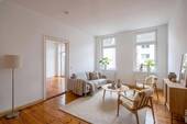 Wohnzimmer mit Blick zum Schlafzimmer und Balkon - 2 Zimmer Etagenwohnung in Berlin-Friedrichshain