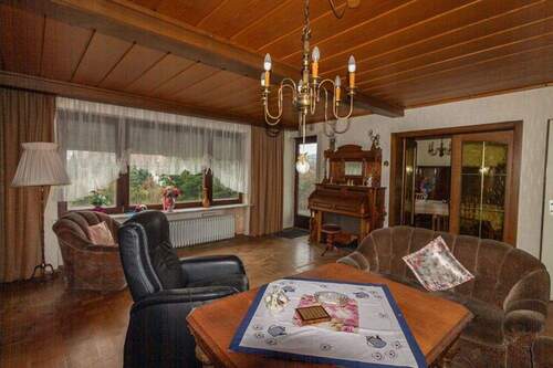 Wohnzimmer (2) - 8 Zimmer Einfamilienhaus zum Kaufen in Passau