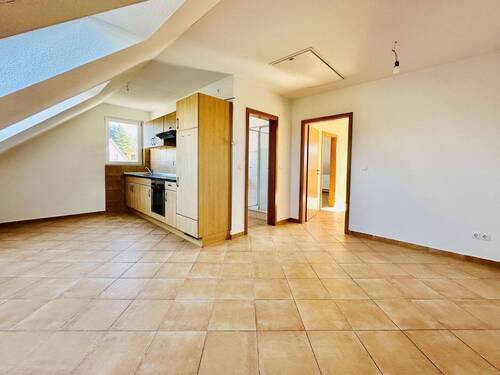 Küche und Essbereich - Modernisiert & einladend: Dachgeschosswohnung mit Entwicklungspotenzial