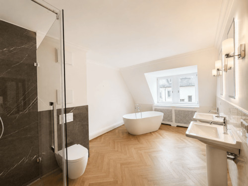 XXL-Badezimmer - Sanierte Maisonette-Luxuswohnung mit beeindruckender Dachterrasse in Innenstadtlage