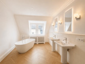 Tageslichtbadezimmer mit freistehender Badewanne - 