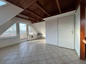 Wohnzimmer - Lichtdurchflutete Wohnung mit Balkon zentral gelegen