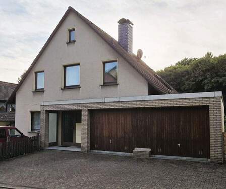 Frontansicht - Provisionsfrei: Teilvermietetes Dreifamilienhaus mit direkter Waldlage