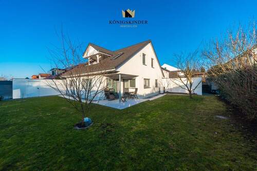 Haus-u.Gartenansicht - Exklusives Wohnen in vollendeter Harmonie! Neuwertiges EFH mit grüner Oase, 2 Garagen, 4 ASP u.v.m.