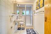 Bad mit Dusche - 