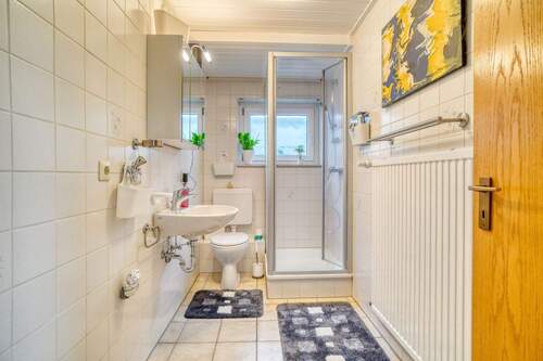 Bad mit Dusche - 