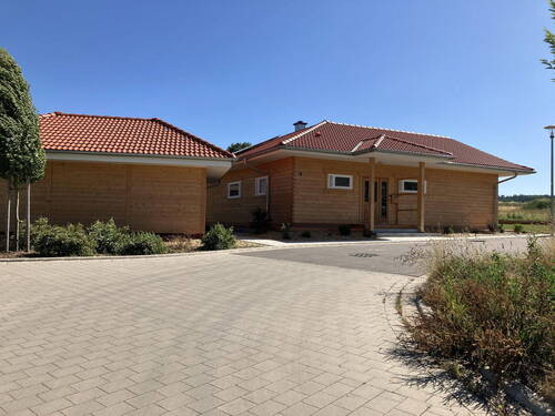 Bild 1 - Neuwertiger Winkelbungalow in sonniger Ortsrandlage in Weiltingen