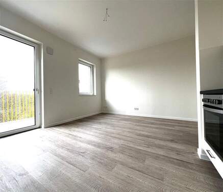 Blick von offener Küche in Wohn-/Schlafraum - 