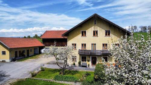 Vorderansicht - Nahezu Alleinlage! Traditioneller Dreiseithof am Stadtrand - ländlicher Charme und viel Raum