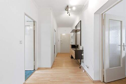 Flur Richtung Eingang - 2 Zimmer Etagenwohnung zum Kaufen in Berlin