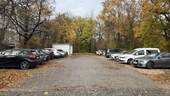 öffentlicher Parkplatz neben dem Gebäude - 