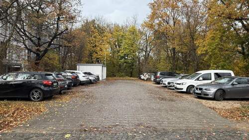 öffentlicher Parkplatz neben dem Gebäude - 
