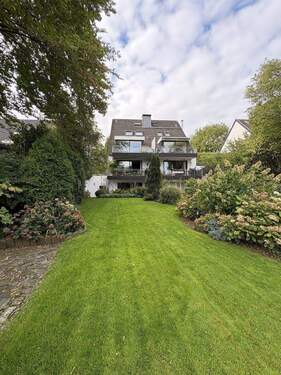 Blick vom Gartengrundstück - Ihre Wellness-Oase in Wittlaer: Große 3-Zimmer-Wohnung mit Garten, Sauna und Kamin.