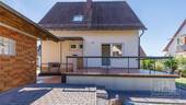 Hausansicht mit Terrasse - 