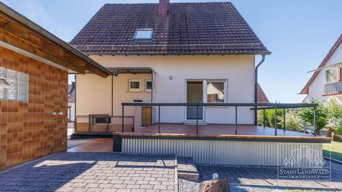 Hausansicht mit Terrasse - 