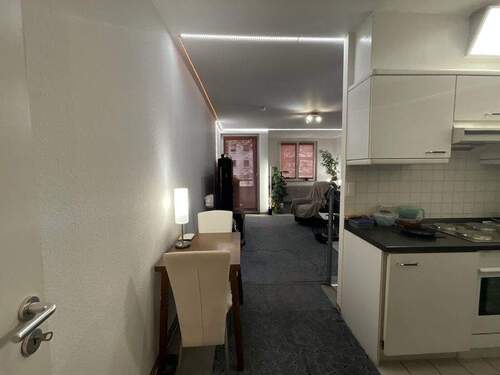 Blick ins Wohnzimmer und Küche - 