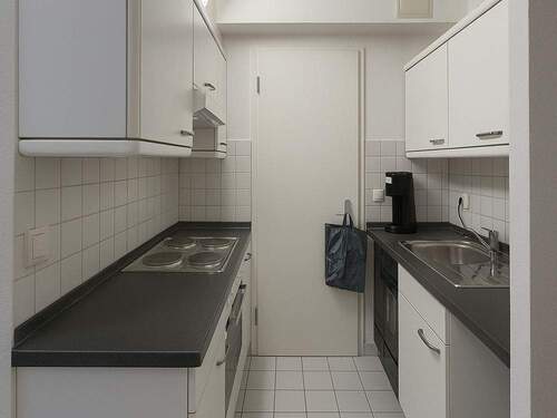 Einbauküche mit Blick zur Abstellkammer - 