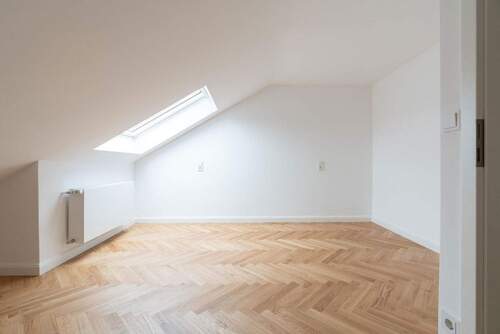 Schlafzimmer mit Schranknische - 