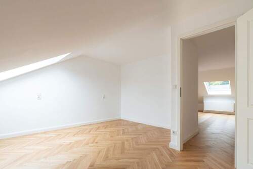 Schlafzimmer mit Schranknische - 