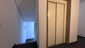 Treppenhaus mit Personenaufzug - 