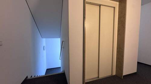 Treppenhaus mit Personenaufzug - 