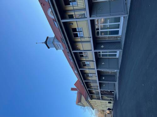 Außenansicht Laubengang - Hochwertige 3-Zimmer Maisonette-Wohnung mit Einbauküche