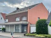 Bild 1 - Ebenerdige Laden- Lagerfläche mit PKW-Stellplätzen und Schaufenster