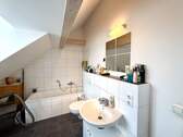 Badezimmer mit Badewanne - 