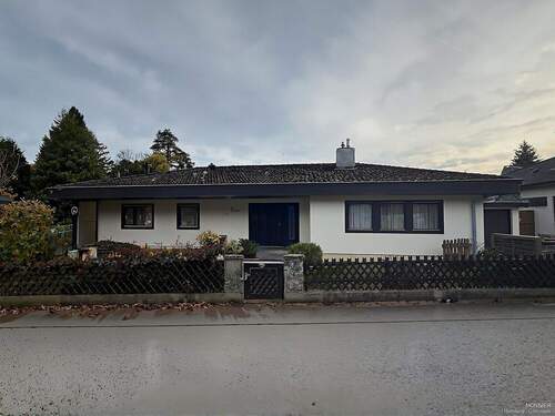 Die Frontansicht des Hauses - 7 Zimmer Einfamilienhaus zum Kaufen in Bonstetten