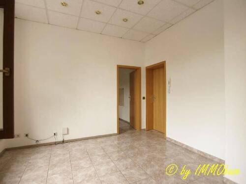 Zweiter Raum mit Blick zur Küche - Gewerbeobjekt (Büro, Produktion, Verkauf) in Frankenberg zur Miete