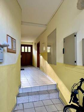 Hausflur mit Treppe - 