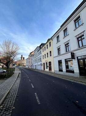 Leere Straße mit Altbauten - 