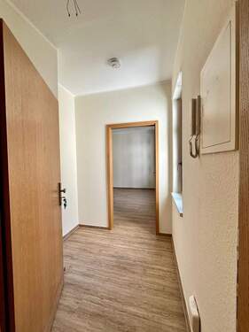 Heller Flur mit Holzboden - 1 Zimmer Etagenwohnung in Görlitz